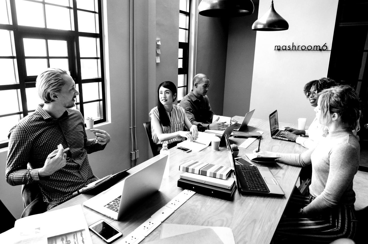 Profesionales colaborando en sesión de formación financiera