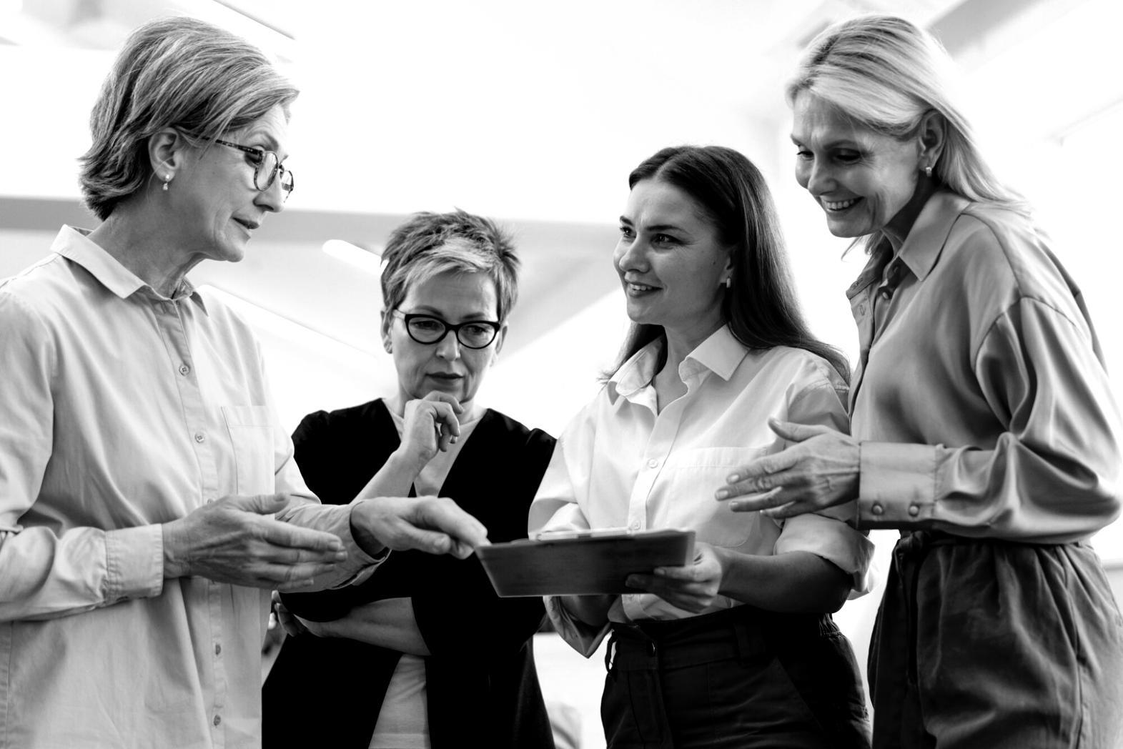 Persona trabajando en análisis financiero con documentos y calculadora