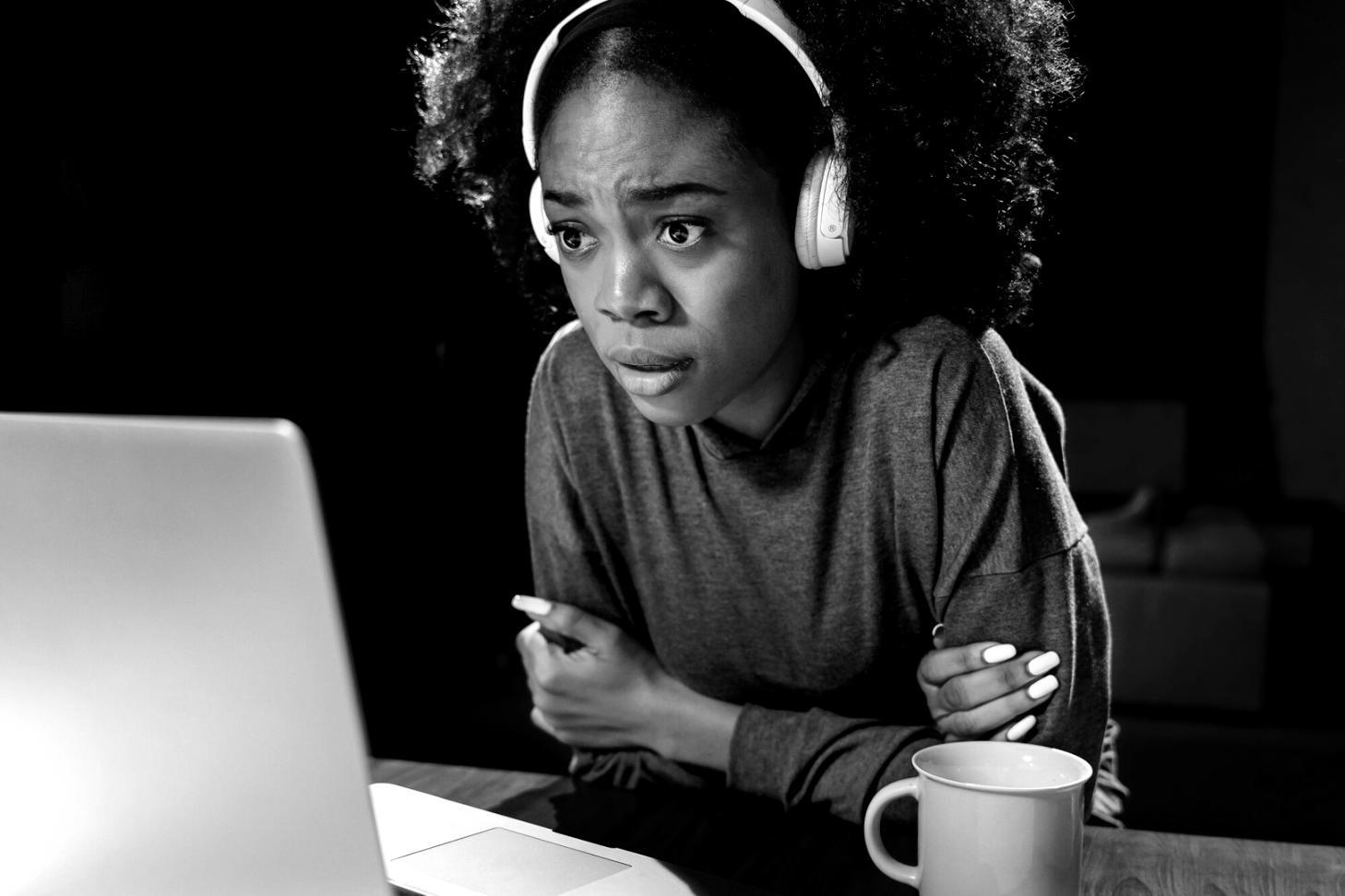 Espacio de trabajo con documentos financieros y herramientas de planificación